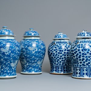 Two pairs of Chinese blue and white vases and covers, 19/20th C. — photo 1