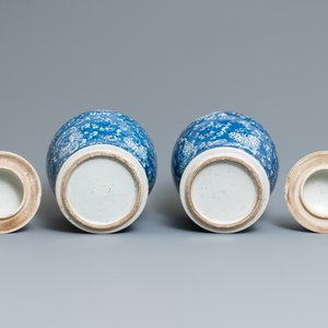 Two pairs of Chinese blue and white vases and covers, 19/20th C. — photo 13
