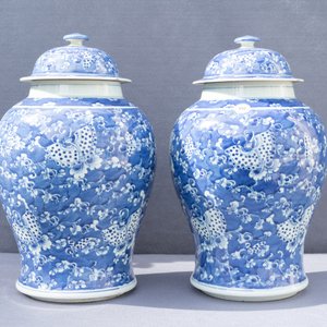 Two pairs of Chinese blue and white vases and covers, 19/20th C. — photo 22