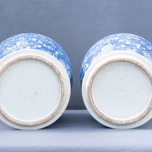 Two pairs of Chinese blue and white vases and covers, 19/20th C. — photo 24