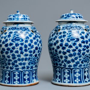 Two pairs of Chinese blue and white vases and covers, 19/20th C. — photo 3