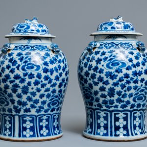 Two pairs of Chinese blue and white vases and covers, 19/20th C. — photo 4