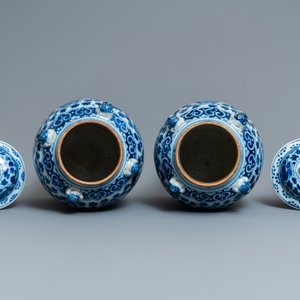 Two pairs of Chinese blue and white vases and covers, 19/20th C. — photo 6