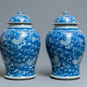 Two pairs of Chinese blue and white vases and covers, 19/20th C. — photo 8