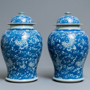 Two pairs of Chinese blue and white vases and covers, 19/20th C. — photo 9
