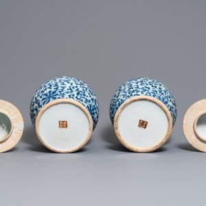 Two pairs of Chinese blue and white vases and covers, Kangxi and Chenghua marks, 19th C. — 照片 13