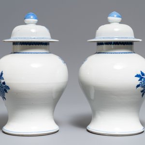 Two pairs of Chinese blue and white vases and covers, Kangxi and Chenghua marks, 19th C. — 照片 4