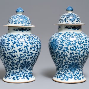 Two pairs of Chinese blue and white vases and covers, Kangxi and Chenghua marks, 19th C. — 照片 10