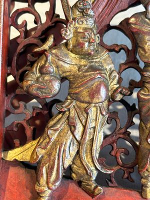 Two pairs of Chinese carved, lacquered and gilt-decorated wooden panels with figural design, 19th C. — foto 5