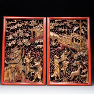 Two pairs of Chinese carved, lacquered and gilt-decorated wooden panels with figural design, 19th C. — foto 2