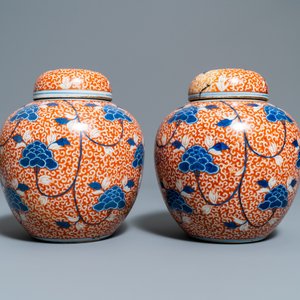 Two pairs of Chinese coral-ground jars and a flambé-glazed bottle vase, 19/20th C. — 照片 11