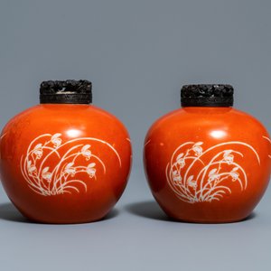 Two pairs of Chinese coral-ground jars and a flambé-glazed bottle vase, 19/20th C. — 照片 3