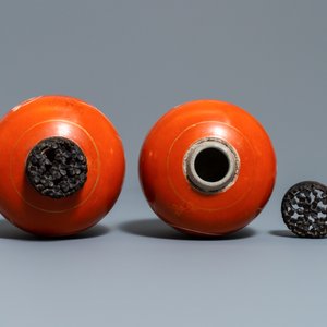 Two pairs of Chinese coral-ground jars and a flambé-glazed bottle vase, 19/20th C. — 照片 5