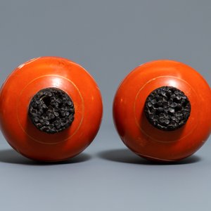 Two pairs of Chinese coral-ground jars and a flambé-glazed bottle vase, 19/20th C. — 照片 6