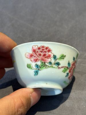 Two pairs of Chinese famille rose cups and saucers with pheasants and roosters, Yongzheng/Qianlong — photo 11