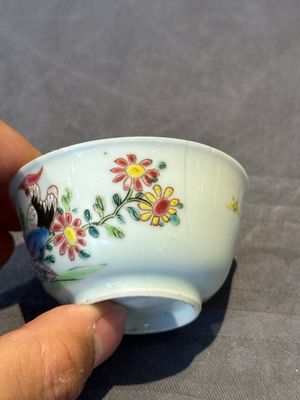 Two pairs of Chinese famille rose cups and saucers with pheasants and roosters, Yongzheng/Qianlong — photo 12