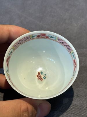 Two pairs of Chinese famille rose cups and saucers with pheasants and roosters, Yongzheng/Qianlong — photo 13