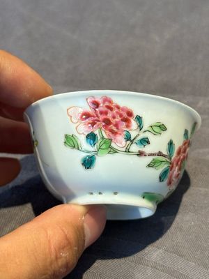 Two pairs of Chinese famille rose cups and saucers with pheasants and roosters, Yongzheng/Qianlong — photo 24