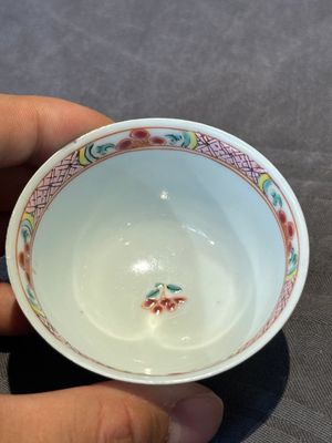 Two pairs of Chinese famille rose cups and saucers with pheasants and roosters, Yongzheng/Qianlong — photo 26