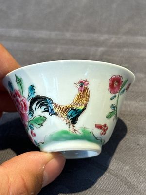 Two pairs of Chinese famille rose cups and saucers with pheasants and roosters, Yongzheng/Qianlong — photo 35
