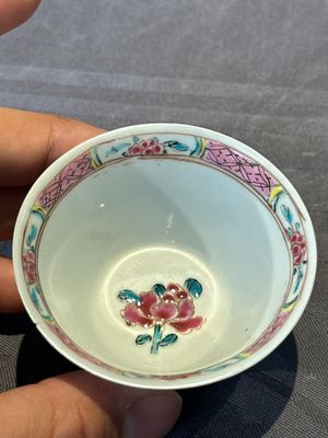 Two pairs of Chinese famille rose cups and saucers with pheasants and roosters, Yongzheng/Qianlong — photo 38