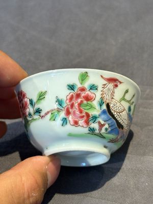 Two pairs of Chinese famille rose cups and saucers with pheasants and roosters, Yongzheng/Qianlong — photo 10