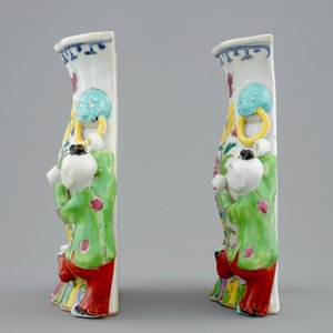 Two pairs of Chinese famille rose figural wall vases, Qianlong, 18th C. — photo 11