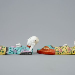 Two pairs of Chinese famille rose figural wall vases, Qianlong, 18th C. — photo 3