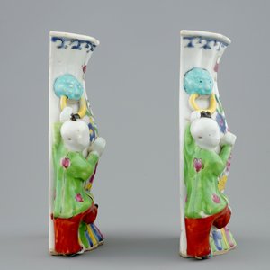 Two pairs of Chinese famille rose figural wall vases, Qianlong, 18th C. — photo 9