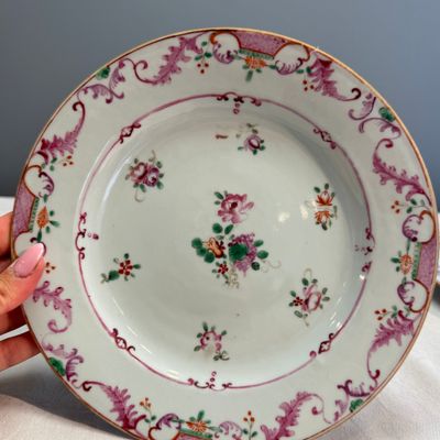 Two pairs of Chinese famille rose plates — foto 20