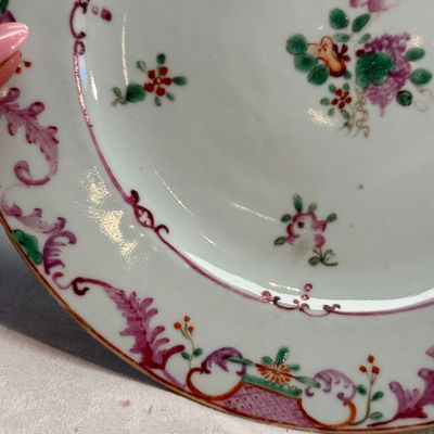 Two pairs of Chinese famille rose plates — foto 21