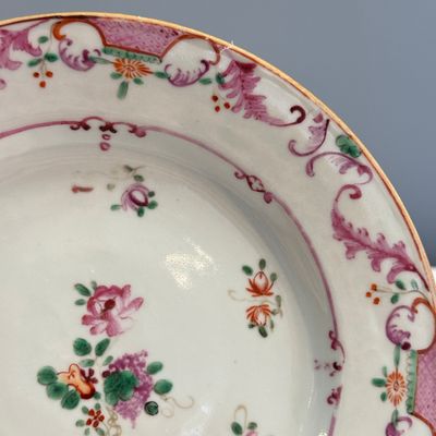 Two pairs of Chinese famille rose plates — foto 23