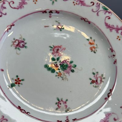 Two pairs of Chinese famille rose plates — foto 25