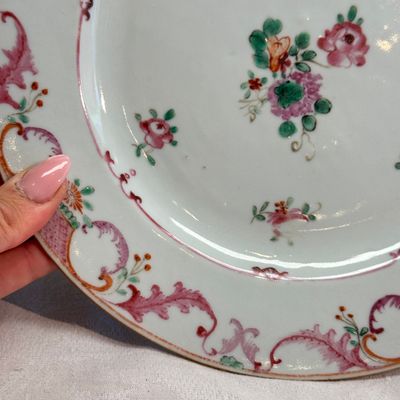 Two pairs of Chinese famille rose plates — foto 29