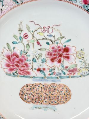 Two pairs of Chinese famille rose plates — foto 11