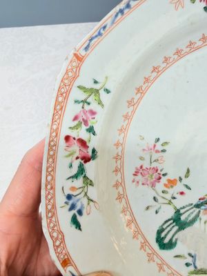 Two pairs of Chinese famille rose plates — foto 16