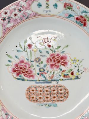 Two pairs of Chinese famille rose plates — foto 23