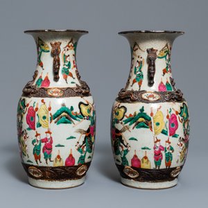 Two pairs of Chinese famille rose vases, 19/20th C. — photo 3