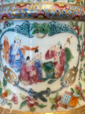 Two pairs of Chinese famille rose vases, 19th C. — photo 7