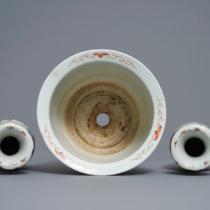 Two pairs of Chinese famille rose vases and a jardinière, 19th C. — photo 12