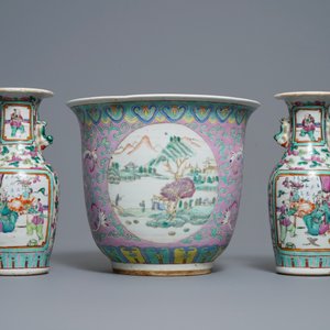 Two pairs of Chinese famille rose vases and a jardinière, 19th C. — photo 8