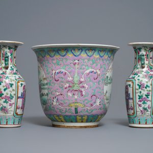Two pairs of Chinese famille rose vases and a jardinière, 19th C. — photo 9