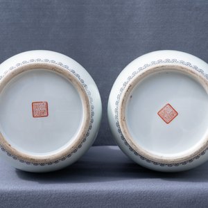 Two pairs of Chinese famille rose vases, Qianlong marks, Republic — 照片 19
