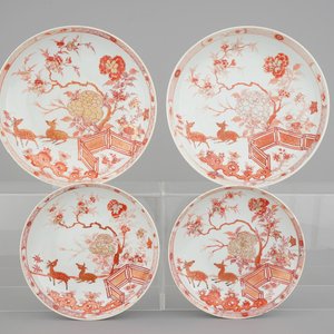 Two pairs of Chinese iron-red and gilt plates with deers in a garden, Yongzheng-Qianlong, 18th C. — photo 1