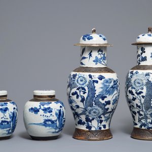 Two pairs of Chinese Nanking crackle-glazed vases and covers, 19/20th C. — photo 2