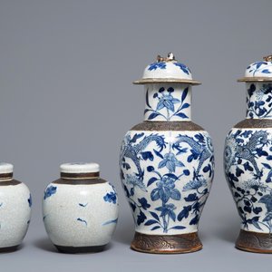 Two pairs of Chinese Nanking crackle-glazed vases and covers, 19/20th C. — photo 3