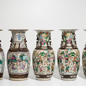 Two pairs of Chinese Nanking famille rose vases and one individual example, 19/20th C. — 照片 1
