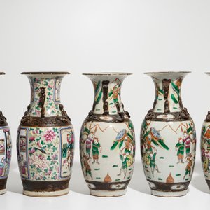 Two pairs of Chinese Nanking famille rose vases and one individual example, 19/20th C. — 照片 2