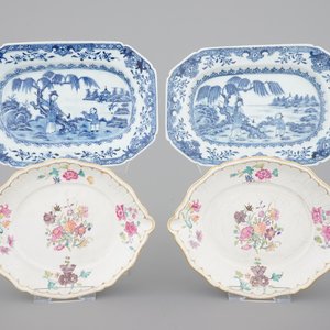 Two pairs of Chinese porcelain serving trays, blue and white and famille rose, 18th C. — foto 1