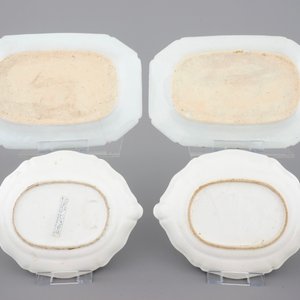 Two pairs of Chinese porcelain serving trays, blue and white and famille rose, 18th C. — foto 2